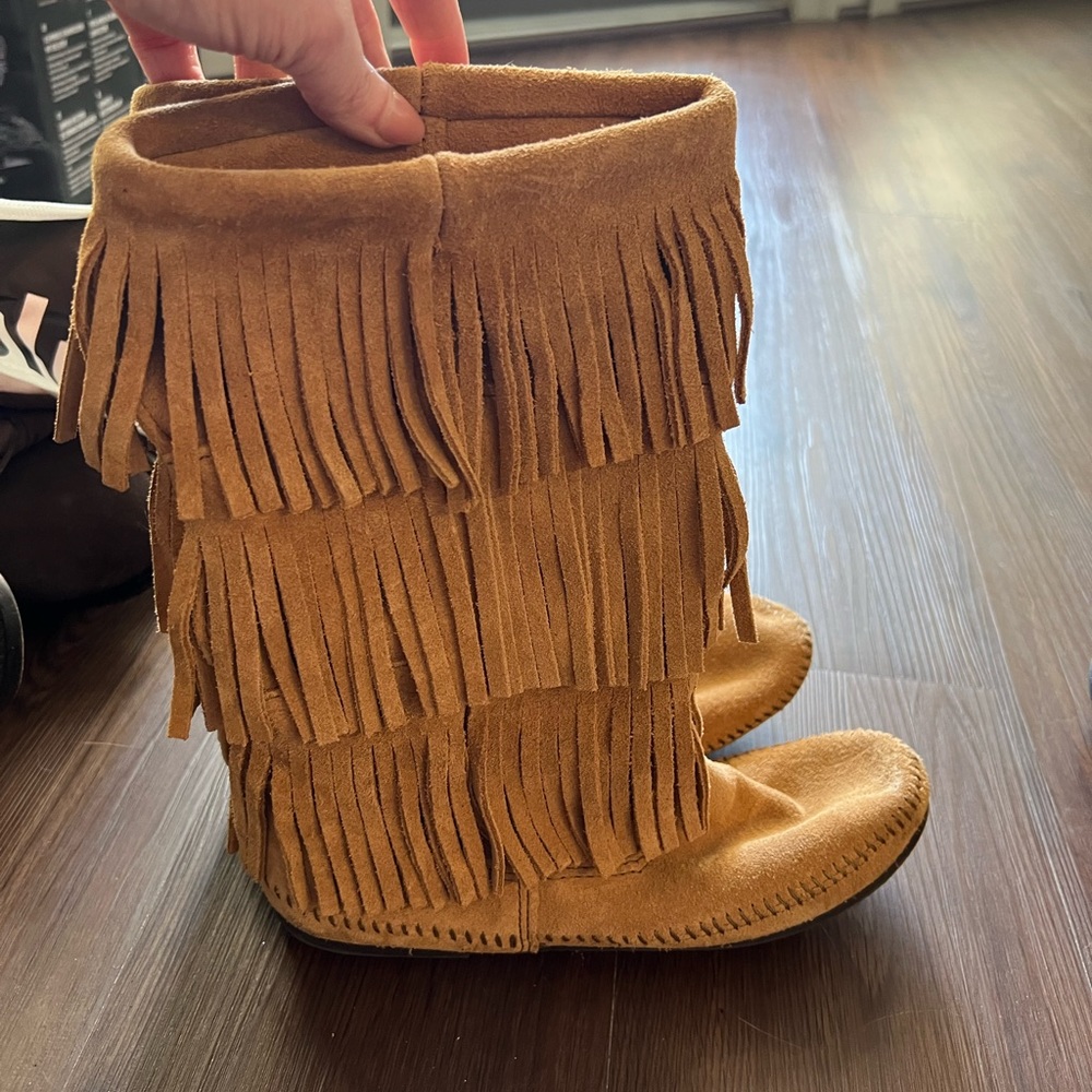 Minnetonka sand brown fringe boot size 9